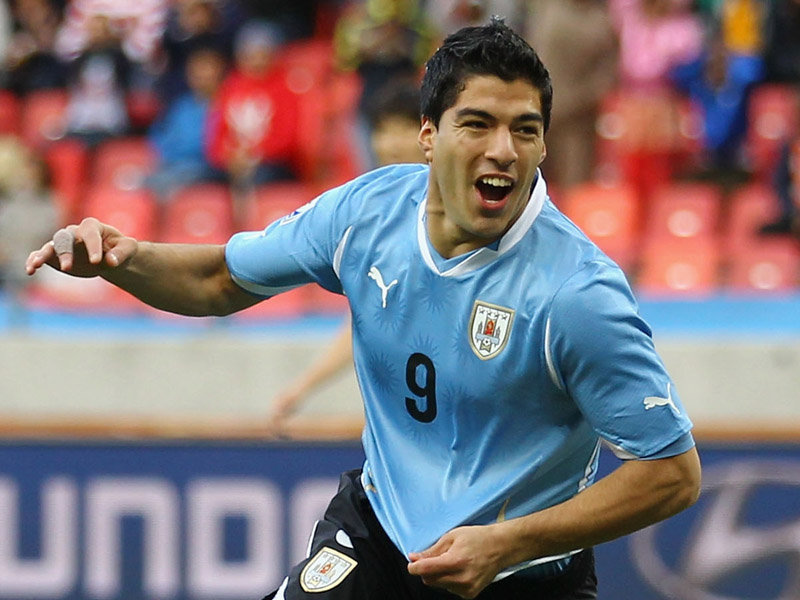 Doppio Suarez mette nei guai l'Inghilterra: L'Uruguay in corsa